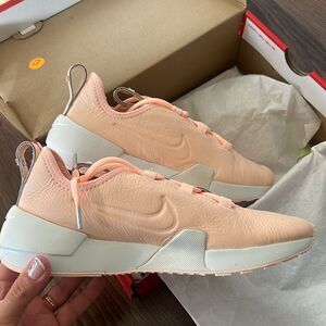 NIKE -Ashin Modern LX in Crimson Tint